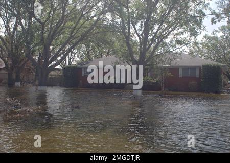 Aéronefs - sabliers - 26-HK-57-27. Rue résidentielle inondée--050929. Ouragan Katrina Banque D'Images