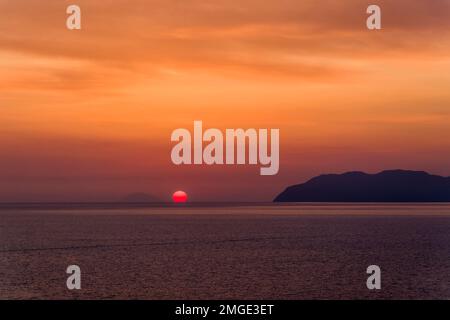 Coucher de soleil sur les îles Lipari dans la mer Tyrrhénienne, vue de la pointe la plus nord-ouest du Capo Milazzo. Banque D'Images