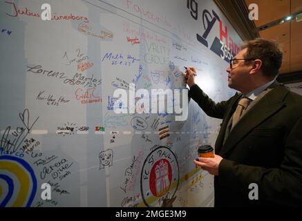 Hambourg, Allemagne. 25th janvier 2023. Oleksii Makeiev, ambassadeur d'Ukraine, signe un mur après sa visite à la journée de campagne « Hamburg tritt an » de la Chambre de commerce, dans le passage Europa, dans le centre-ville. Dans le cadre de « Hamburg tritt an », un ergomètre à vélo doit être utilisé pour éclairer une lumière dans le passage Europa pendant une année entière. Credit: Marcus Brandt/dpa/Alay Live News Banque D'Images