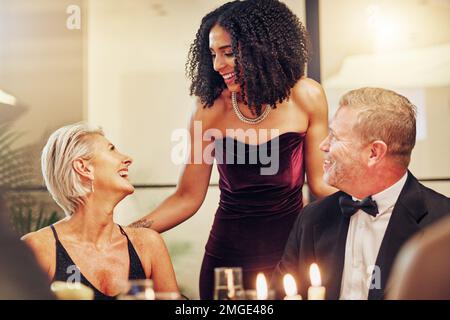Senior, fête ou couple d'amis lors d'une fête ou d'un nouvel an de luxe lors d'un événement social en vacances. Relaxants, heureux ou réussi les personnes matures aiment Banque D'Images
