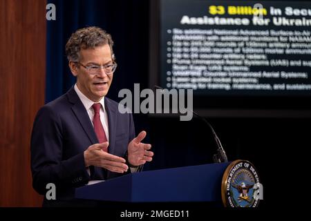 Le sous-secrétaire à la politique de la défense, M. Colin H. Kahl, tient un exposé à la presse sur le dernier paquet d'aide à la sécurité en faveur de l'Ukraine au Pentagone, Washington, D.C., le 24 août 2022. (Photo DoD des États-Unis Maître de vaisseau 2nd classe Alexander Kubitza) Banque D'Images