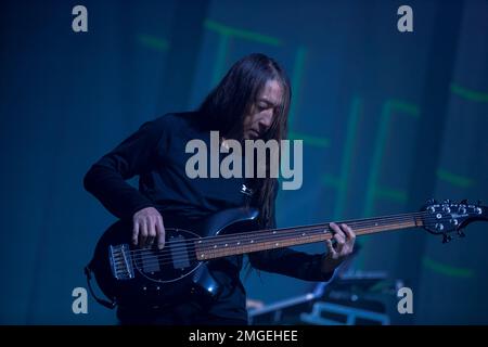 Brescia, Italie. 25th janvier 2023. Spectacle au théâtre de rêve lors de la tournée Top of the World Tour. Dans la photo: John Myung joue Bass crédit: NurPhoto SRL/Alay Live News Banque D'Images