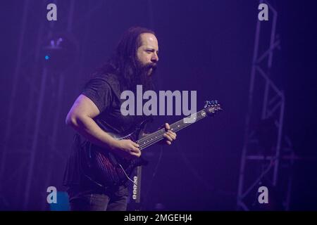 Brescia, Italie. 25th janvier 2023. Spectacle au théâtre de rêve lors de la tournée Top of the World Tour. Dans la photo: John Petrucci joue de la guitare crédit: NurPhoto SRL/Alay Live News Banque D'Images