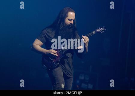 Brescia, Italie. 25th janvier 2023. Spectacle au théâtre de rêve lors de la tournée Top of the World Tour. Dans la photo: John Petrucci joue de la guitare crédit: NurPhoto SRL/Alay Live News Banque D'Images