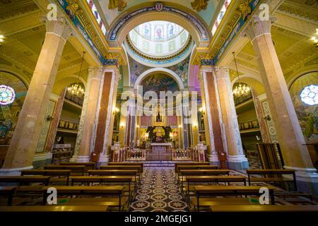 Autel et mobilier intérieur à l'intérieur de l'église Basilique Santuario di Maria Santissima del Tindari. Banque D'Images