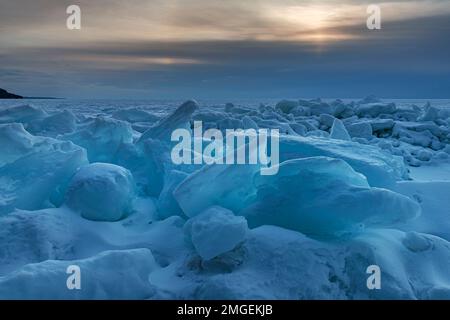 En fin d'après-midi, la lumière hivernale traverse la glace retournée dans une glace sur la baie Green, la rive du lac Michigan, le parc national Peninsula, le comté de Door, WI Banque D'Images