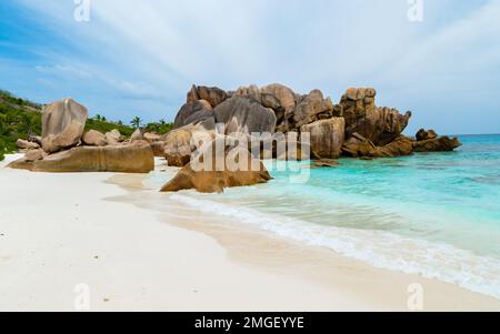 Plage d'Anse Cocos avec d'énormes blocs de granit aux îles de la Digue Seychelles. Banque D'Images