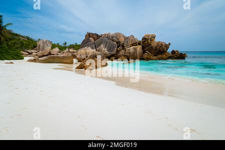 Plage d'Anse Cocos avec d'énormes blocs de granit aux îles de la Digue Seychelles. Banque D'Images