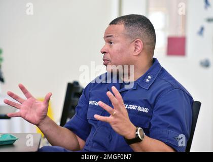 Le sous-ministre adjoint Michael Johnston, commandant du neuvième district de la Garde côtière, fait un point lors d'une réunion avec des petits officiers en chef de l'ensemble du secteur Sault Ste Marie, Michigan 24 août 2022. Le rassemblement faisait partie de la sensibilisation régulière entre le terrain et le commandant de district, basé à Cleveland. ÉTATS-UNIS Photo de la Garde côtière par le maître en chef John Masson. Banque D'Images