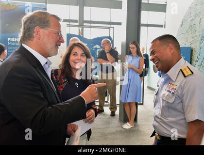 Le sénateur Gary Peters, à gauche, et son épouse Colleen Ochoa partagent un rire avec le sous-ministre adjoint Michael Johnston, commandant du neuvième district de la Garde côtière, lors de l'ouverture du Centre d'expertise des Grands Lacs de la Garde côtière à Sault Ste Marie, Michigan 24 août 2022. Le centre, qui fera des recherches sur les déversements d'hydrocarbures d'eau douce et aidera à élaborer des réponses efficaces, a son siège social à l'Université d'État du lac supérieur, avec un bureau supplémentaire à Ann Arbor. ÉTATS-UNIS Photo de la Garde côtière par le maître en chef John Masson. Banque D'Images