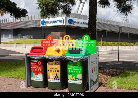 Bacs de recyclage, parc olympique de Sydney, recyclage des produits organiques alimentaires, recyclage du verre et des canettes et poubelles pour déchets généraux, Australie Banque D'Images