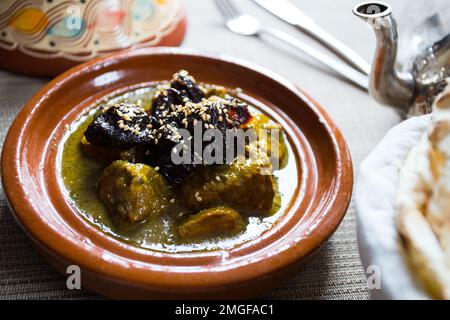 Poulet tajin aux légumes cuits de style marocain. Banque D'Images