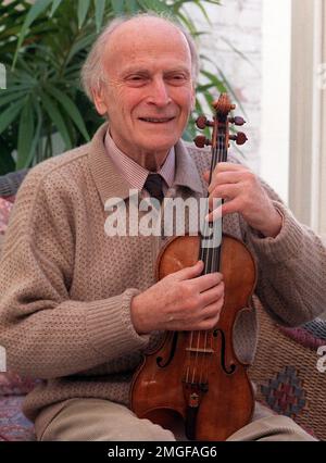 Photo du dossier datée du 21/04/91 du violoniste et chef d'orchestre Yehudi Menuhin, qui sera honoré d'une plaque bleue cette année. La plaque de M. Menuhin commémorera la maison de six étages de Belgravia, à Londres, où le musicien d'origine américaine a vécu, travaillé et divertit pendant les 16 dernières années de sa vie jusqu'en 1999. Banque D'Images