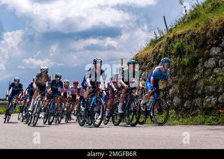 Les coureurs de la course de vélo Giro d'Italia traversent le col de Portella Mandrazi pendant la scène Catania-Messina sur 11 mai 2022. Banque D'Images