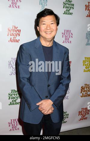 LOS ANGELES - 13 JANVIER : Ken Jeong à la première des sept visages de juin à Laemmle Glendale on 13 janvier 2023 à Glendale, CA Banque D'Images