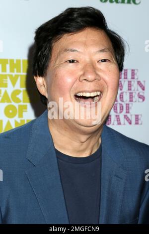 LOS ANGELES - 13 JANVIER : Ken Jeong à la première des sept visages de juin à Laemmle Glendale on 13 janvier 2023 à Glendale, CA Banque D'Images