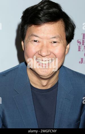 LOS ANGELES - 13 JANVIER : Ken Jeong à la première des sept visages de juin à Laemmle Glendale on 13 janvier 2023 à Glendale, CA Banque D'Images