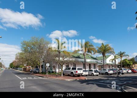 Durbanville, Afrique du Sud - 12 septembre 2022 : une scène de rue, avec des entreprises et des véhicules, à Durbanville, dans le quartier métroplitan du Cap Banque D'Images