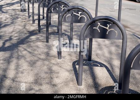 Parking vide pour vélos de rue en métal, vélos de ville garés en rangée dans la rue de la ville européenne Banque D'Images