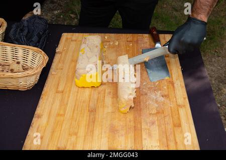 le chef du restaurant sert des viandes de charcuterie au foie gras lors des fêtes Banque D'Images