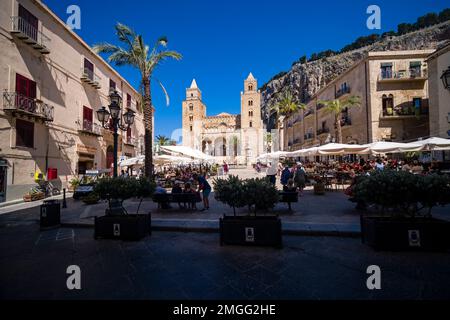 La façade principale de l'église Cathédrale de Cefalù, Duomo di Cefalù, dans le centre de la ville médiévale de Cefalu, vue sur la place Piazza Duomo. Banque D'Images