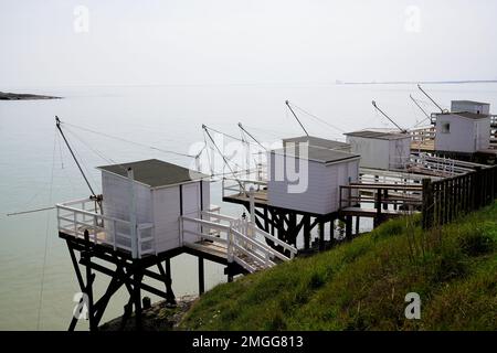 Cabanes blanches de pêche en bois sur pilotis à Saint-Palais Charente France Banque D'Images