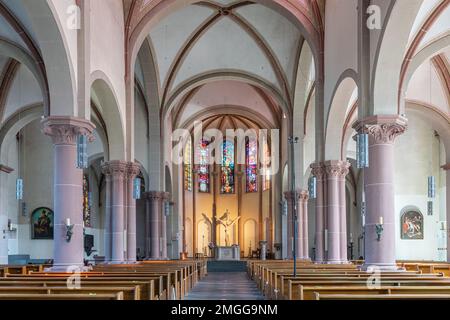 BERGISCH GLADBACH, ALLEMAGNE - 31 JUILLET 2020 : vue à travers l'allée principale de l'église paroissiale Saint Nicolas sur 31 juillet 2020 à Bergisch Gladbach, GE Banque D'Images