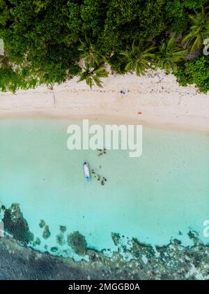 Vue sur les drones depuis le haut sur une plage tropicale aux Seychelles. Plage d'Anse Volbert Praslin avec rochers en granit Banque D'Images