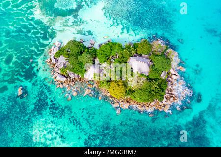 Vue sur les drones depuis le haut sur une plage tropicale aux Seychelles. Plage d'Anse Volbert Praslin avec rochers en granit Banque D'Images