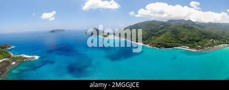 Vue sur les drones depuis le haut sur une plage tropicale de l'île Mahé des Seychelles Banque D'Images
