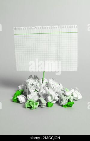 Bandes de papier placées autour des informations importantes. Les notes froissées sont disposées en cercle avec l'annonce de la première à l'intérieur. Mémos froissés avec données critiques Banque D'Images