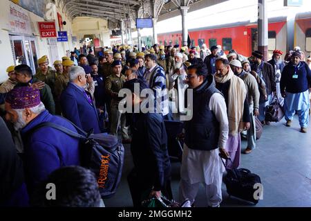 Des mesures de sécurité strictes à l'arrivée des pèlerins pakistanais à la gare d'Ajmer pour se rendre à l'Ours de Soufi Sant Hazrat Khwaja Moinuddin Chishti à Ajmer, Rajasthan, Inde, sur 25 janvier 2023. Des milliers de fidèles soufis de différentes régions de l'Inde se rendent au sanctuaire pour le festival annuel, marquant ainsi l'anniversaire de la mort du saint soufi. Photo par ABACAPRESS.COM Banque D'Images