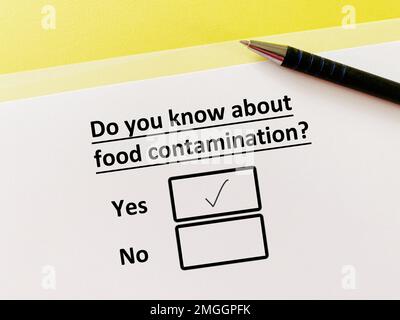 Une personne répond à une question sur la fabrication de produits alimentaires. Il connaît la contamination des aliments. Banque D'Images