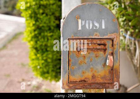 Boîte postale rouillée en fer d'époque sur le mur de la maison ancienne boîte aux lettres Banque D'Images