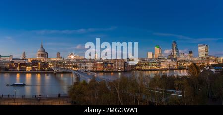 Londres, Royaume-Uni - vue panoramique sur Londres avec St. Cathédrale de Paul, pont du millénaire, gratte-ciels de la célèbre banque financière distr Banque D'Images