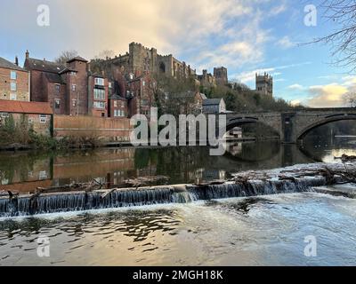 Paysage urbain de Durham (Royaume-Uni) avec River Wear, château et cathédrale Banque D'Images