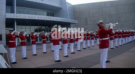 Marines avec « le commandant lui-même », États-Unis Corps de batterie et de bugle, se produit au Musée national des Marines, à Quantico, en Virginie, le 24 août 2022. « Le commandant lui-même » a produit plusieurs chansons pour mettre en valeur l’esprit de corps et honorer les générations qui nous précèdent. Banque D'Images