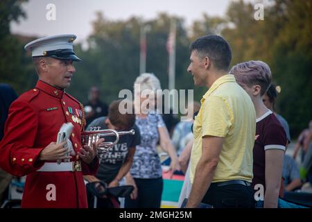 Gunnery Sgt Benjamin Schoffstball, musicien, « le commandant lui-même », États-Unis Marine Drum and Bugle corps, s'entretient avec des invités après avoir exécuté au Musée national des Marines corps, Quantico, Virginie, 24 août 2022. « Le commandant lui-même » a produit plusieurs chansons pour mettre en valeur l’esprit de corps et honorer les générations qui nous précèdent. Banque D'Images