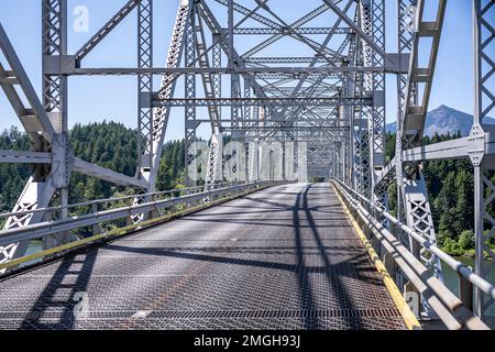 Le transport de treillis en métal argenté et le pont de cyclistes traversent la rivière Columbia dans la réserve nationale de la gorge de la rivière Columbia du Nord-Ouest avec la célèbre wa Banque D'Images