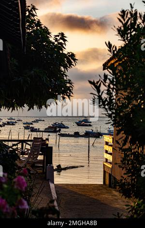 Cale-Cap-Ferret (sud-ouest de la France) : vue d'ensemble de la plage et du front de mer depuis les huttes d'huîtres du Canon. Le soir, au crépuscule. Banque D'Images