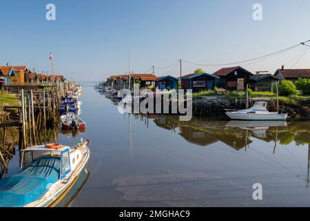 Gujan-Mestras (sud-ouest de la France) : bateaux le long du quai dans le port des huîtres Banque D'Images