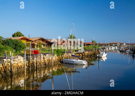 Gujan-Mestras (sud-ouest de la France) : bateaux le long du quai dans le port des huîtres Banque D'Images