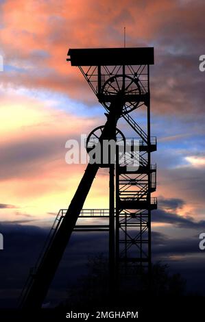 Evin-Malmaison (nord de la France) : tête de tourbe « fosse n°8 - 8 bis » connue sous le nom d'Emile Cornuault réinstallée en 1961 sur la mine de charbon du Nord-pas-de-Calai Banque D'Images