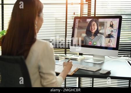 Une femme de direction du millénaire communique par vidéoconférence sur ordinateur. Séminaire en ligne distant, concept de négociations en ligne Banque D'Images