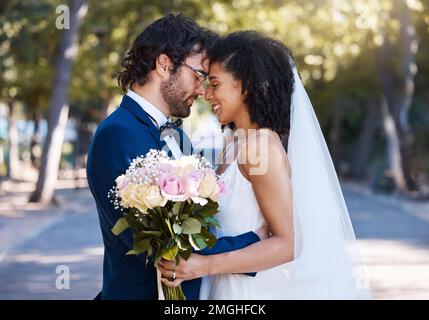 Couple marié, bokeh de fleur et sourire pour l'engagement, le mariage ou l'amour ensemble dans le parc. Joyeux marié et mariée souriant dans le bonheur pour la lune de miel Banque D'Images