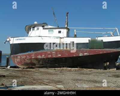 Séquelles - paroisse de Jefferson - 26-HK-38-28. Navire CORMORANT déplacé sur le quai. Ouragan Katrina Banque D'Images