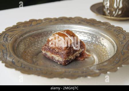 Le baklava est un gâteau fait avec une pâte de pistaches ou de noix écrasées, distribué dans une pâte phyllo et baigné dans du sirop ou du sirop de miel. Banque D'Images