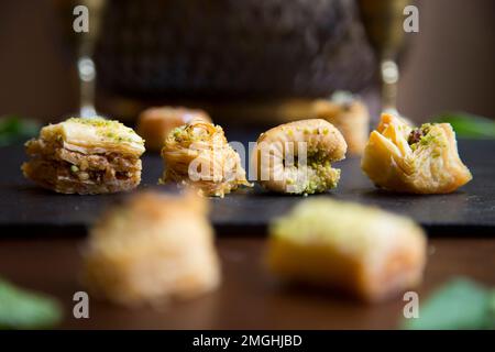 Le baklava est un gâteau fait avec une pâte de pistaches ou de noix écrasées, distribué dans une pâte phyllo et baigné dans du sirop ou du sirop de miel. Banque D'Images