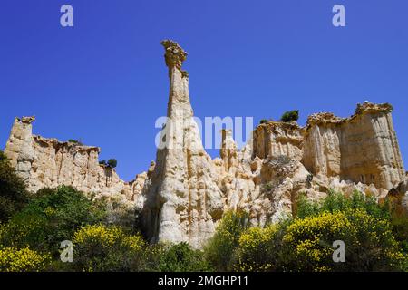 Site panoramique de cheminées calcaires dans le Languedoc Roussillon sud de la France Orgues d'Ille-sur-Tet Banque D'Images