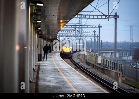Un train à grande vitesse du sud-est arrive à la gare internationale d'Ebbsfleet par une matinée hivernale glaciale. Banque D'Images